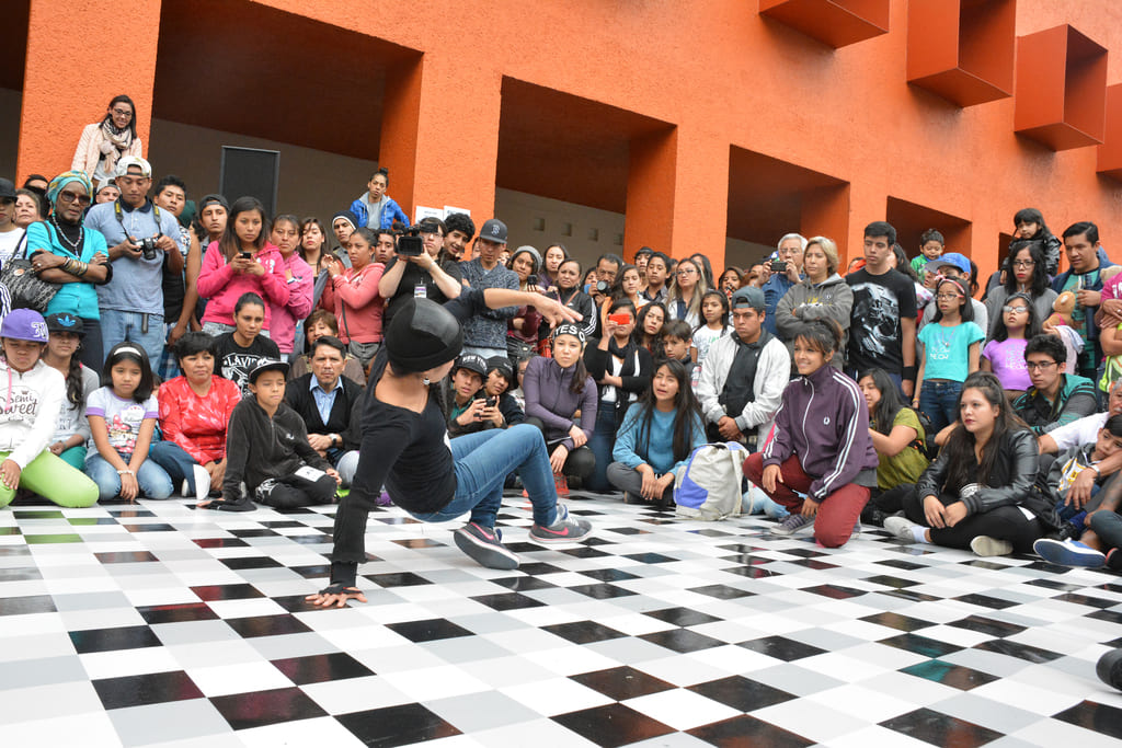 Fotografía de la "Batalla B-girls" que se llevó a cabo el 31 de mayo de 2015 como parte del encuentro internacional Danza Urbana Generación Hip Hop realizado en el Centro Nacional de las Artes.