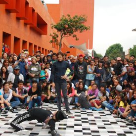 Fotografía de la "Batalla B-girls" que se llevó a cabo el 31 de mayo de 2015 como parte del encuentro internacional Danza Urbana Generación Hip Hop realizado en el Centro Nacional de las Artes.