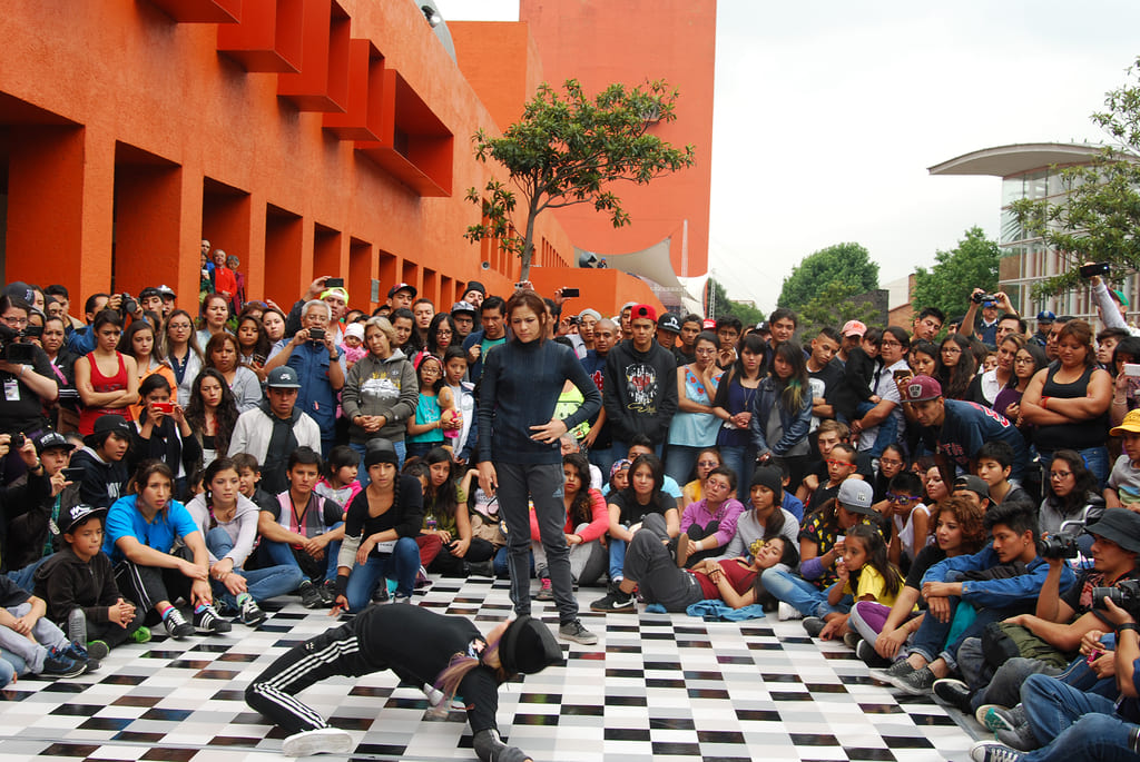 Fotografía de la "Batalla B-girls" que se llevó a cabo el 31 de mayo de 2015 como parte del encuentro internacional Danza Urbana Generación Hip Hop realizado en el Centro Nacional de las Artes.