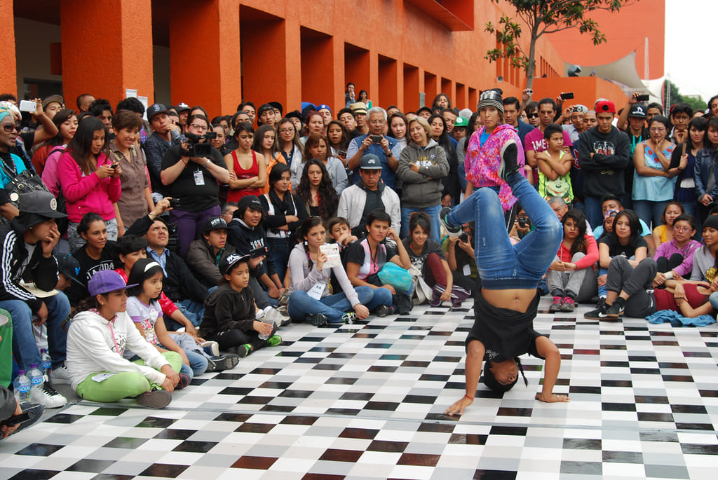 Fotografía de la "Batalla B-girls" que se llevó a cabo el 31 de mayo de 2015 como parte del encuentro internacional Danza Urbana Generación Hip Hop realizado en el Centro Nacional de las Artes.