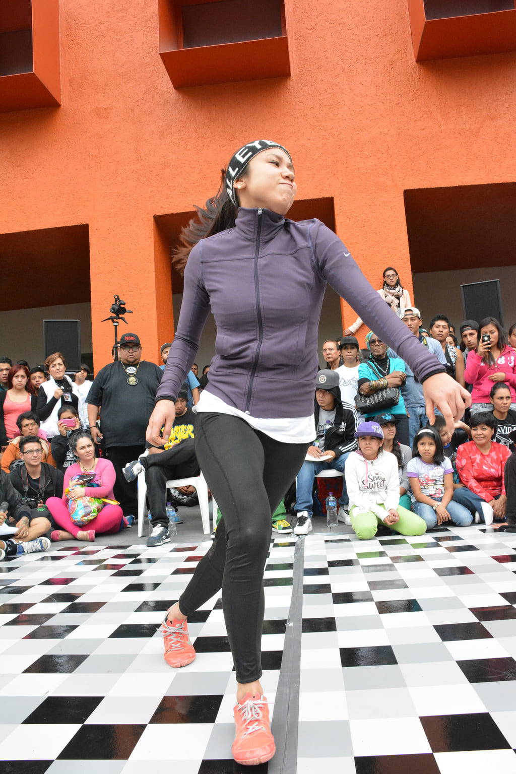 Fotografía de la "Batalla B-girls" que se llevó a cabo el 31 de mayo de 2015 como parte del encuentro internacional Danza Urbana Generación Hip Hop realizado en el Centro Nacional de las Artes.