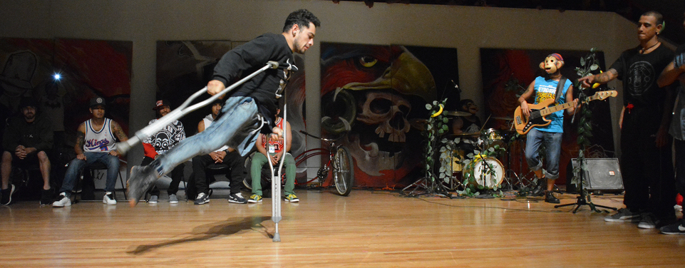 Fotografía de la "Batalla Crew vs. Crew (Grand Slam Jam)" que se llevó a cabo el 31 de mayo de 2015 como parte del encuentro internacional Danza Urbana Generación Hip Hop realizado en el Centro Nacional de las Artes.