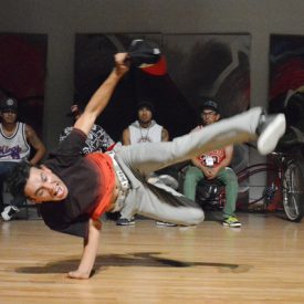 Fotografía de la "Batalla Crew vs. Crew (Grand Slam Jam)" que se llevó a cabo el 31 de mayo de 2015 como parte del encuentro internacional Danza Urbana Generación Hip Hop realizado en el Centro Nacional de las Artes.