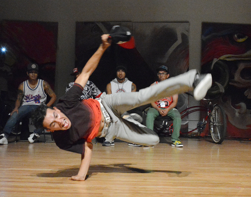 Fotografía de la "Batalla Crew vs. Crew (Grand Slam Jam)" que se llevó a cabo el 31 de mayo de 2015 como parte del encuentro internacional Danza Urbana Generación Hip Hop realizado en el Centro Nacional de las Artes.