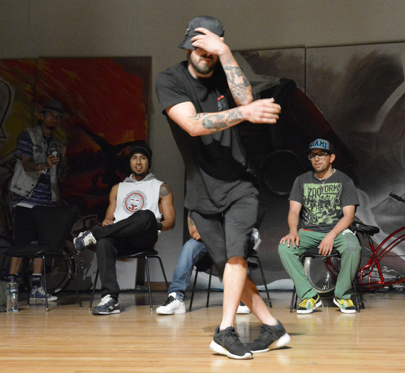 Fotografía de la "Batalla Crew vs. Crew (Grand Slam Jam)" que se llevó a cabo el 31 de mayo de 2015 como parte del encuentro internacional Danza Urbana Generación Hip Hop realizado en el Centro Nacional de las Artes.