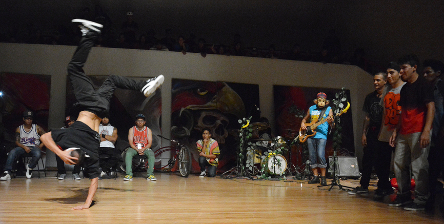 Fotografía de la "Batalla Crew vs. Crew (Grand Slam Jam)" que se llevó a cabo el 31 de mayo de 2015 como parte del encuentro internacional Danza Urbana Generación Hip Hop realizado en el Centro Nacional de las Artes.