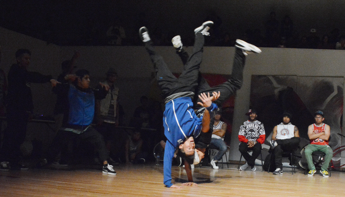 Fotografía de la "Batalla Crew vs. Crew (Grand Slam Jam)" que se llevó a cabo el 31 de mayo de 2015 como parte del encuentro internacional Danza Urbana Generación Hip Hop realizado en el Centro Nacional de las Artes.