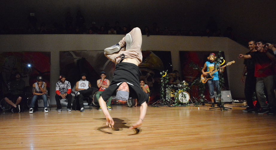 Fotografía de la "Batalla Crew vs. Crew (Grand Slam Jam)" que se llevó a cabo el 31 de mayo de 2015 como parte del encuentro internacional Danza Urbana Generación Hip Hop realizado en el Centro Nacional de las Artes.