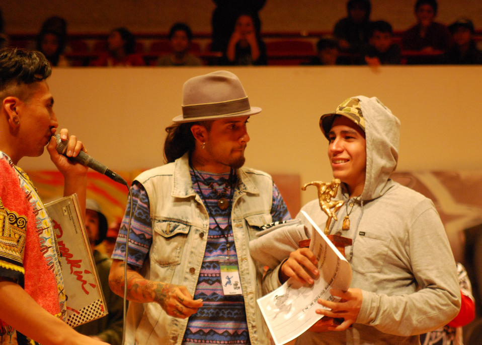 Fotografía de la premiación que se llevó a cabo el 31 de mayo de 2015 como parte del encuentro internacional Danza Urbana Generación Hip Hop realizado en el Centro Nacional de las Artes.